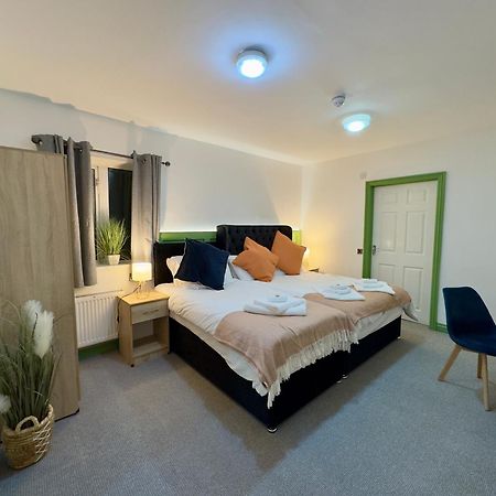 Coastal Park Accommodation Llanelli Exteriör bild