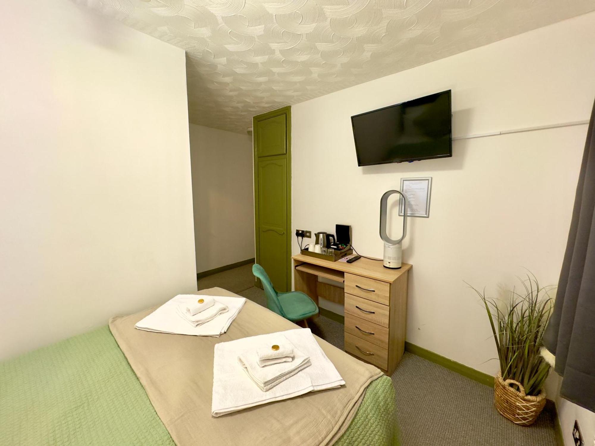 Coastal Park Accommodation Llanelli Exteriör bild