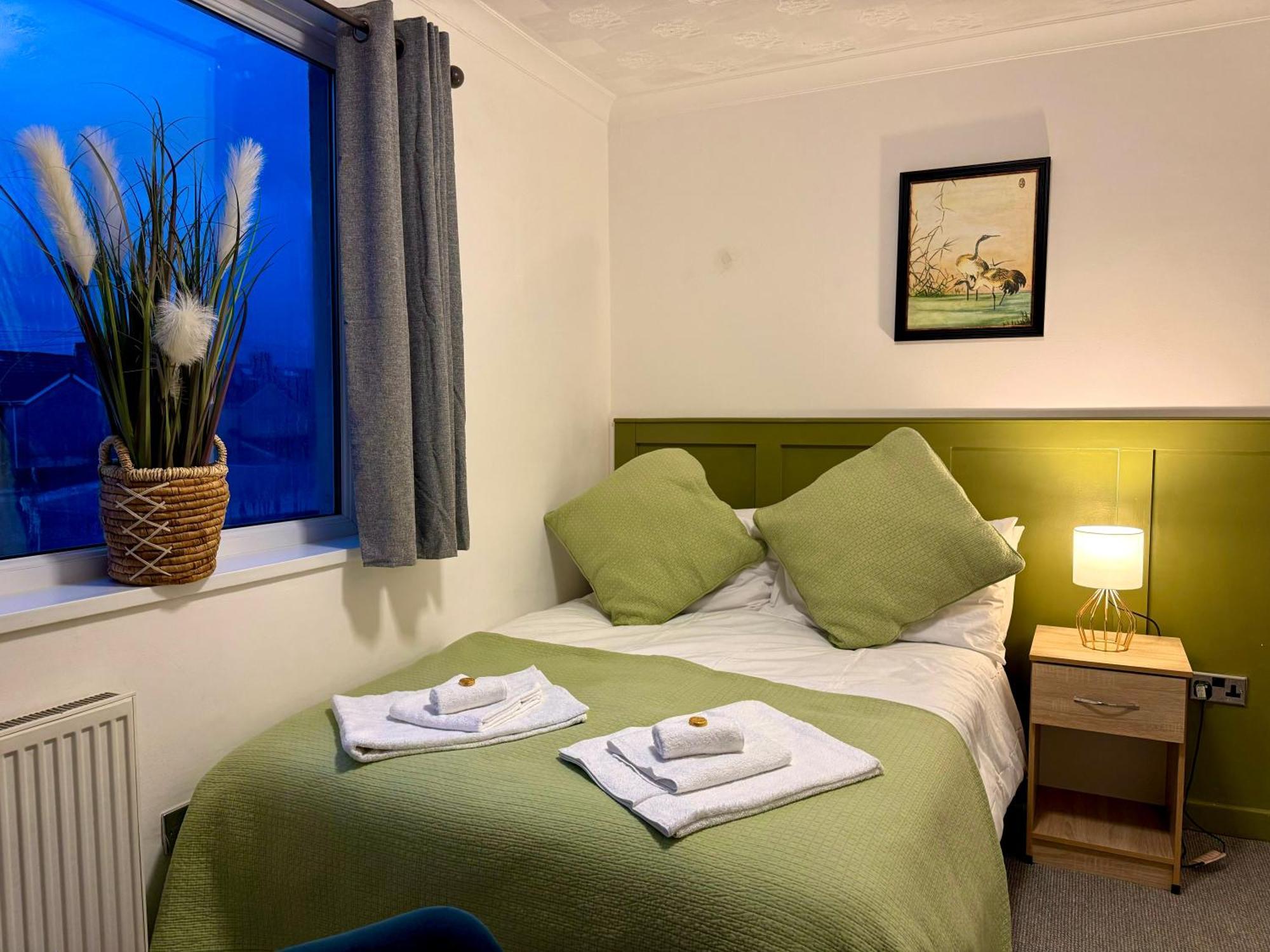 Coastal Park Accommodation Llanelli Exteriör bild