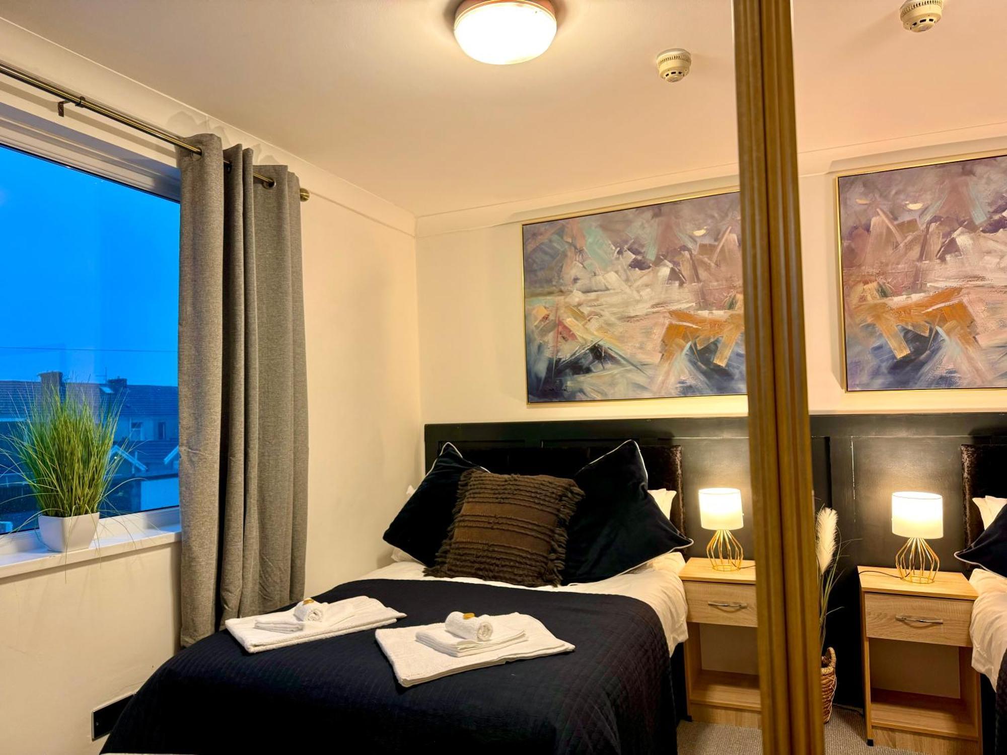 Coastal Park Accommodation Llanelli Exteriör bild