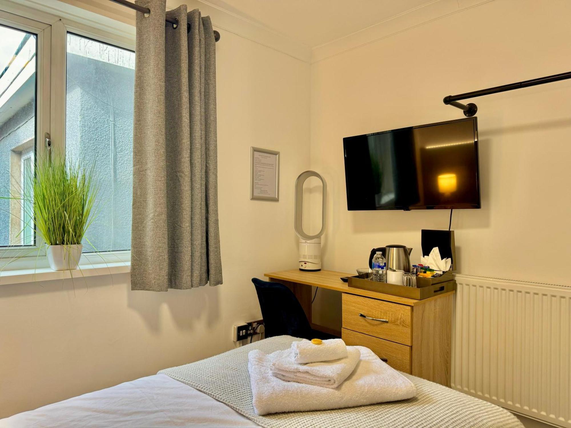 Coastal Park Accommodation Llanelli Exteriör bild