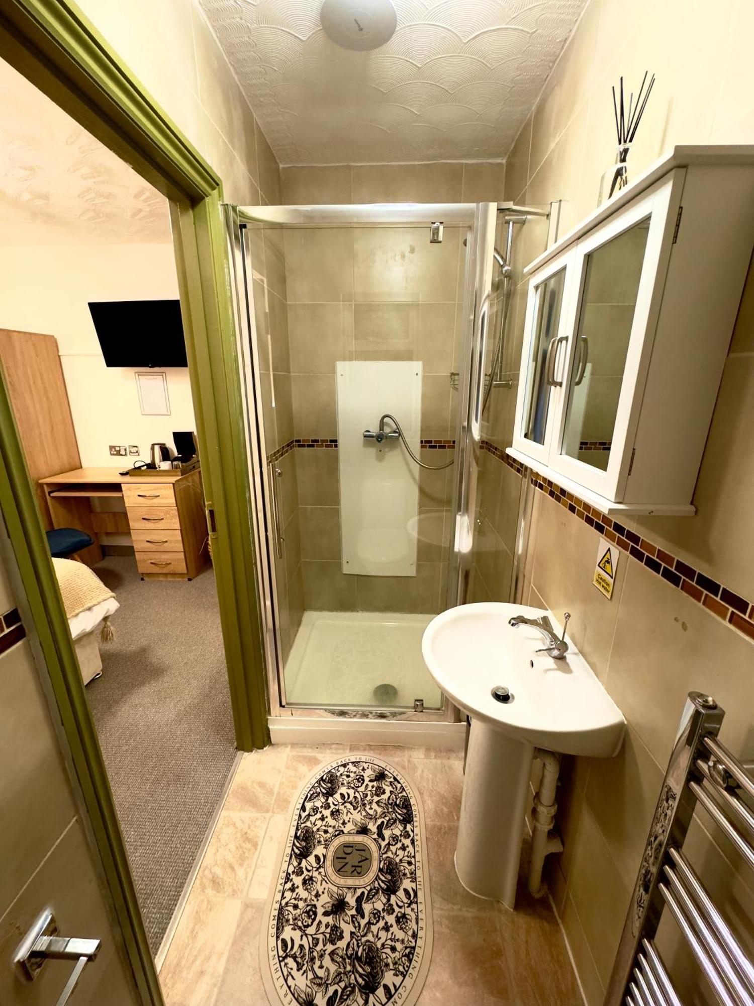 Coastal Park Accommodation Llanelli Exteriör bild