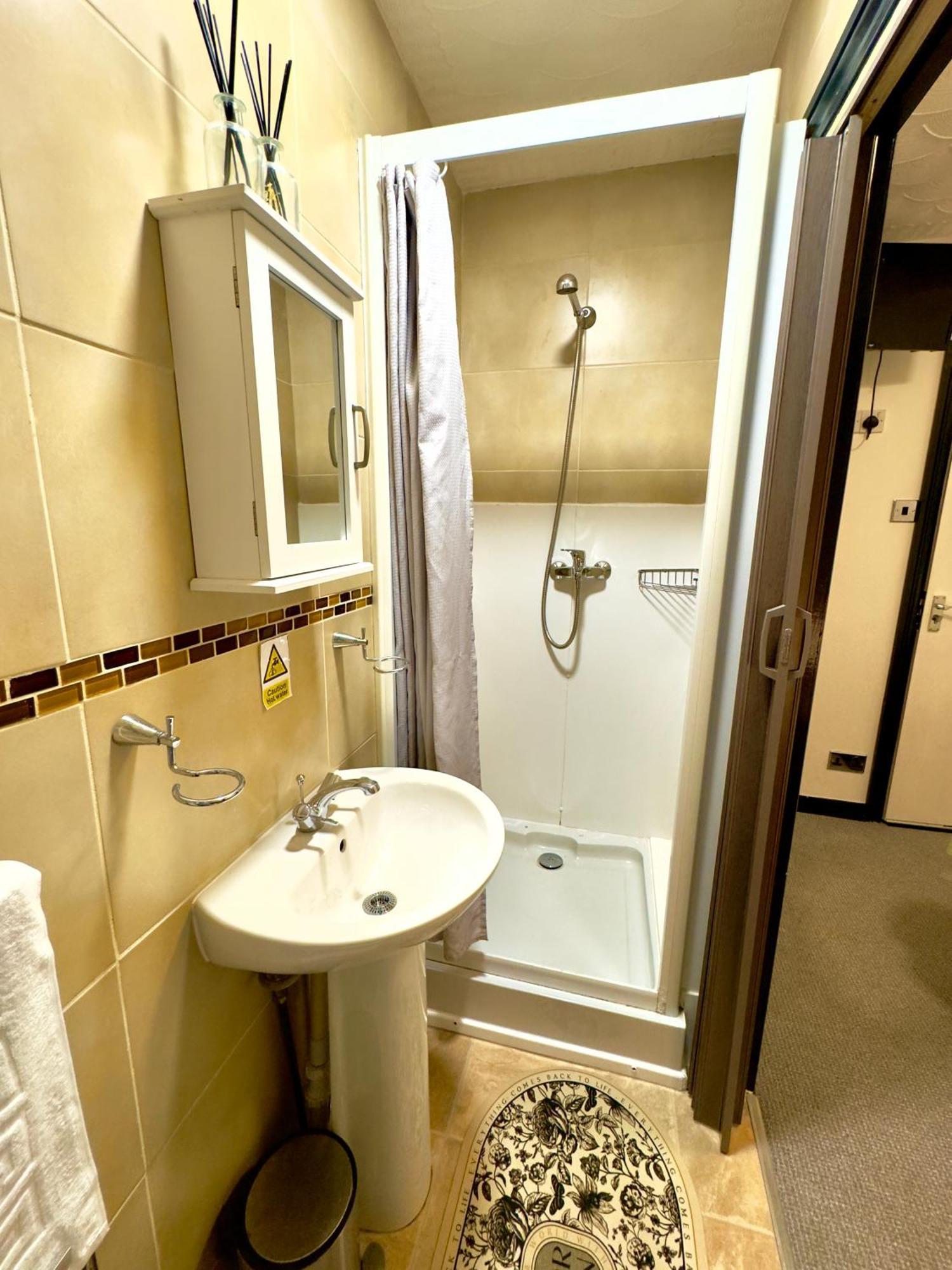 Coastal Park Accommodation Llanelli Exteriör bild