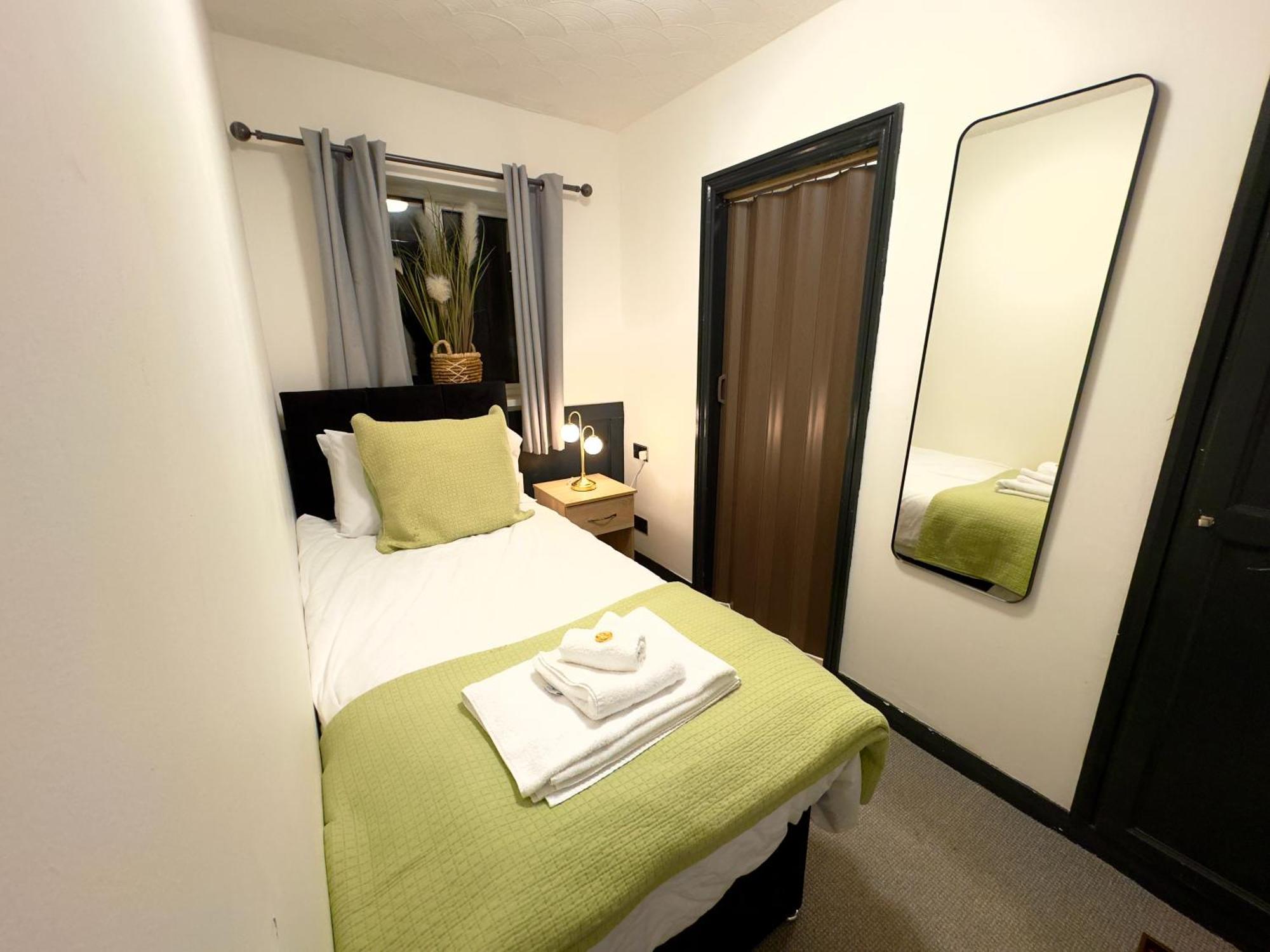 Coastal Park Accommodation Llanelli Exteriör bild
