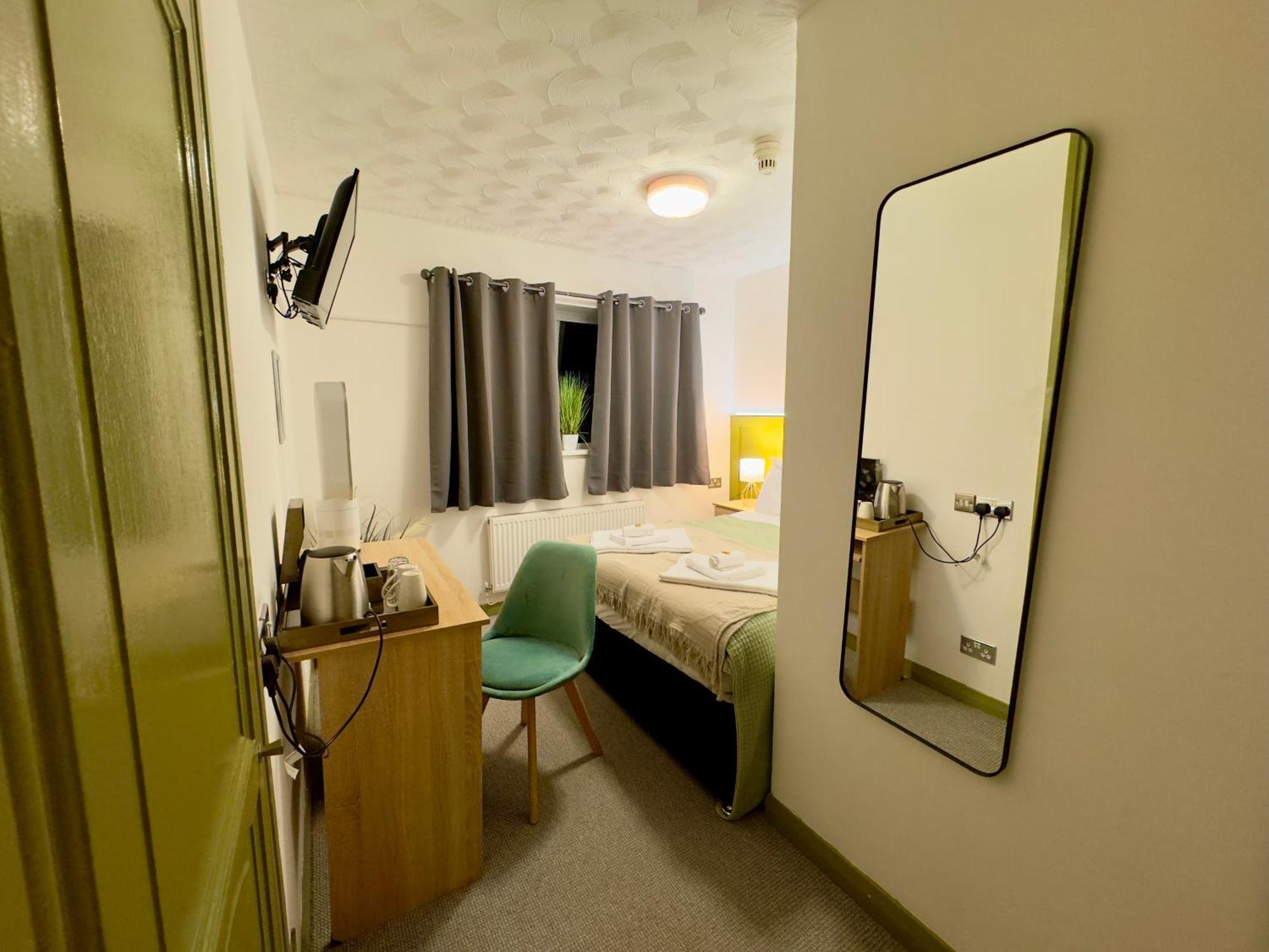 Coastal Park Accommodation Llanelli Exteriör bild